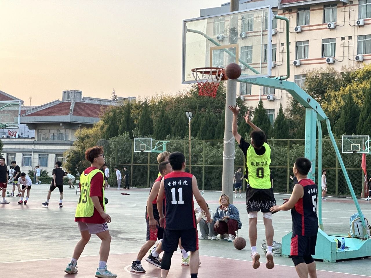 AYX SPORTS-高校篮球联赛火热进行，大学生热情高涨的简单介绍