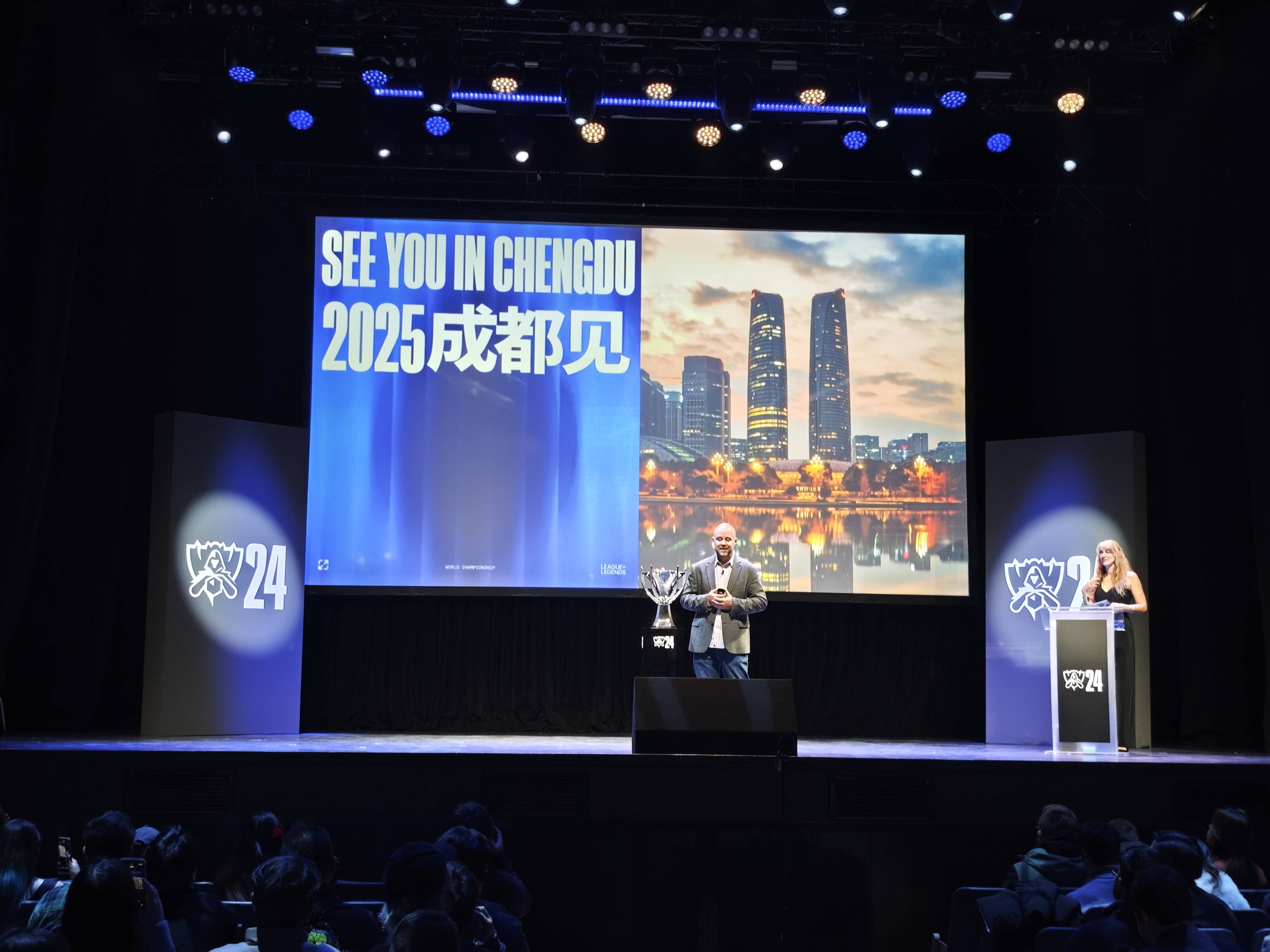 爱游戏综合娱乐-包含《2025英雄联盟全球总决赛，半决赛现场气氛火爆》的词条